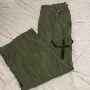 Barely worn Woman’s size 10 American Eagle Baggy Wide leg green cargo pants